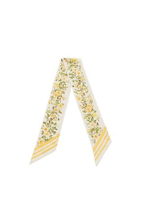 Bela svilena ruta z rumenim cvetličnim in zelenim listnatim vzorcem, z rumeno-belimi poševnimi črtami na obeh koncih.