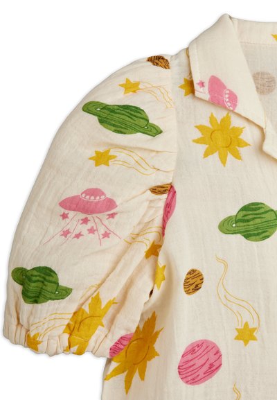 Ύφασμα με γιακά και φουσκωτό μανίκι, διακοσμημένο με πολύχρωμα εκτυπώσεις διαστημικού θέματος, που περιλαμβάνουν κίτρινα αστέρια, ήλιο, πράσινους πλανήτες και ροζ UFO.