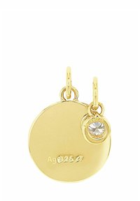 Colgante redondo de metal dorado con un círculo más pequeño que sostiene una gema clara, sellado con la marca "Ag 925".