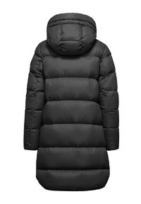Manteau rembourré noir avec capuche, design matelassé avec des sections horizontales et une longue encolure. Fabriqué à partir d'un matériau lisse et isolé.