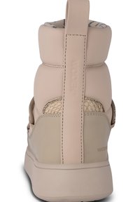 Beige vattentålig sneaker med en slät, matt yta, nät-sidodelar och en stoppad krage. Har en texturerad dragflik baktill.