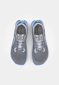 Graue Sportschuhe mit blauen Akzenten, Obermaterial aus Mesh, runde Zehenform, gepolsterter Schuhkragen und kontrastierende Gummisohle. Verfügt über ein integriertes Schnürsystem.