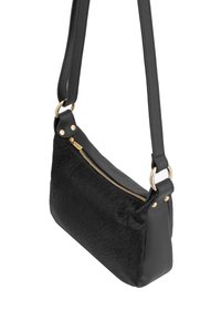 Borsa nera con un frontale in pelliccia texturizzata e retro in pelle liscia. Presenta dettagli in oro, una chiusura con zip e una tracolla regolabile.