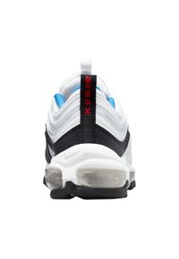 Czarno-białe sneakersy z teksturowanej skóry i siateczkowej cholewce, niebieskie akcenty, widoczne poduszki powietrzne oraz czerwone logo na zakładce pięty.