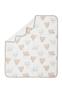 Manta hecha de un tejido suave, con un fondo blanco y ilustraciones de osos en color marrón claro y gris. Con borde en beige. Patrón de estilo de dibujos animados.