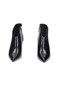 Stivali neri alla caviglia con punta a mandorla, pelle lucida e rifinita, chiusura con zip sul lato e tacco di altezza media.
