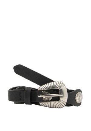 Ceinture en cuir noir avec une grande boucle argentée texturée et un détail concho argenté assorti sur la bande, enroulée et maintenue par une boucle.