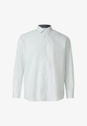 Chemise bleu clair à manches longues avec un col boutonné et de fines rayures verticales. Elle comporte des boutons jaunes et un tissu texturé.