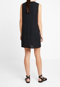 KIOMI Vardagsklänning - black