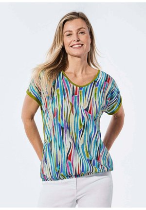 Korte mouw top met verticale strepen in blauw, groen, roze en wit. Rond de hals afgewerkt met groene bies, zacht materiaal en een losse pasvorm.