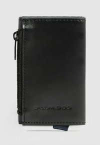 Zwarte leren portemonnee met ritssluiting, gestructureerd oppervlak, geperst logo en compacte rechthoekige vorm.