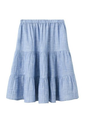 Jupe bleue claire à volants avec une ceinture élastique, fabriquée en tissu doux et légèrement texturé, longueur genou avec des sections froncées.