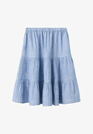 Fustă stratificată bleu deschis cu talie elastică, realizată dintr-un material moale, ușor texturat, până la genunchi, cu secțiuni adunate.