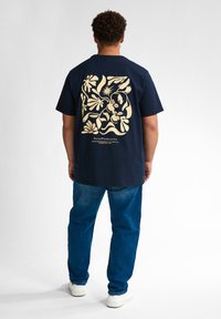 Petrol Industries BACK PRINT OCEANFRONTVIEW - Tricou cu imprimeu - navy blue