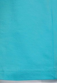 GOLDNER MIT CHARMANTEM AUSSCHNITT UND SCHMUCKSTEINCHEN - T-Shirt print - turquoise