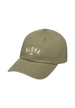 Olivgrüne Baseballkappe mit gebogenem Schirm und weiß besticktem Text "ALOHA" auf dem Vorderteil.