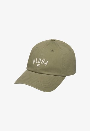 Olivgrüne Baseballkappe mit gebogenem Schirm und weiß besticktem Text "ALOHA" auf dem Vorderteil.