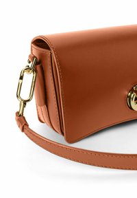 Borsa a tracolla in pelle marrone con design piatto, accessori in oro e tracolla removibile. Presenta eleganti cuciture e una chiusura sicura.