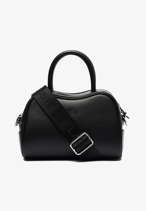 Bolso de mano de cuero negro con forma redondeada, doble asa y correa ajustable con logotipo en relieve. Textura suave con herrajes plateados.