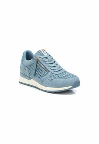 Zapatillas de ante azul con paneles de tejido trenzado, suela blanca, cremallera lateral y acentos grises. Presenta cordones y una puntera texturizada.