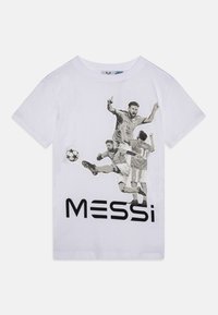 Bela bomba majica iz bombaža z grafičnim printom atleta v gibanju in imenom "MESSi" v debelih črnih črkah na dnu.