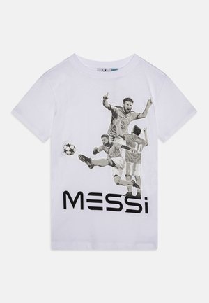 T-shirt de algodão branca com um estampado gráfico de um atleta em movimento e o nome "MESSi" em letras maiúsculas pretas na parte inferior.