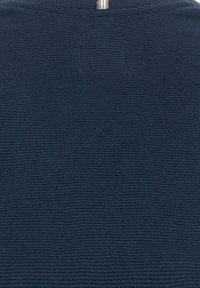 Donkerblauwe stoffen met een gebreide textuur en een gladde afwerking, met nadruk op een minimalistisch ontwerp en subtiele stikdetails.