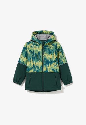 Dziecięca kurtka softshell z kapturem z zielonym nadrukiem leśnym na górnej połowie oraz jednolitym ciemnozielonym na dolnej połowie i rękawach, zapinana na zamek z przodu.