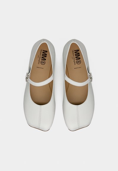 Άσπρα δερμάτινα παπούτσια Mary Jane με έναν ιμάντα και αγκράφα, τετράγωνη μύτη και τη σήμανση "MM6 Maison Margiela" στο εσωτερικό.