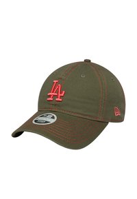 Olivgrüne Kappe mit gebogenem Schirm, roten Nähten und gesticktem LA-Logo in Rot. Ein Etikett auf dem Schirm weist auf Größe und Marke hin.