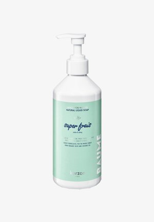 Weiße Flasche mit einer Pumpe, mit einem mintgrünen Etikett, das den Text "Super Frais" und "Baume" enthält, entworfen für flüssige Naturseife.