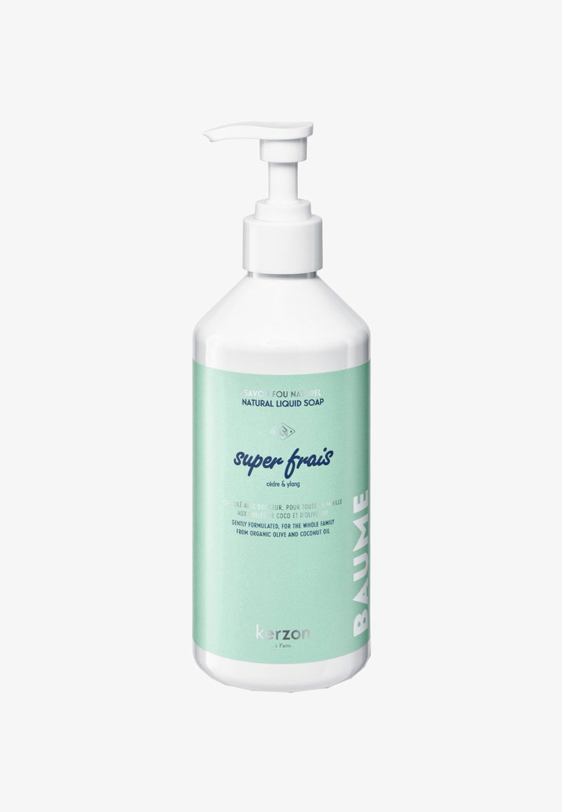 Bouteille blanche avec un bouchon-pompe, ornée d'une étiquette vert menthe comportant le texte "Super Frais" et "Baume", conçue pour du savon liquide naturel.