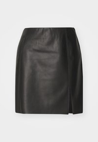 Mini falda de cuero negra con diseño ajustado, textura suave, detalle de abertura lateral y costuras de contraste.