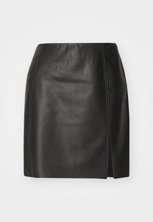 Svart lær mini-skjørt med en tettsittende design, glatt tekstur, sideslisse-detalj og kontrasterende sømmer.