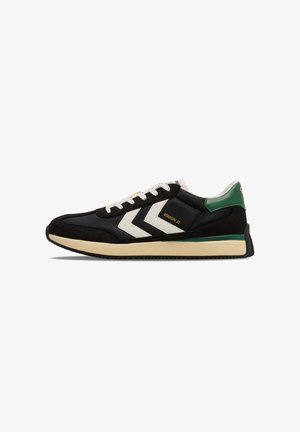 Zwarte en groene sport schoenen met een bovenwerk van mesh, suède accenten en witte chevronstrips. Crème tussenzool met een gestructureerde zwarte buitenzool.
