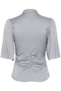 Blusa grigia chiaro con un motivo testurizzato, colletto a patta, maniche puff a 3/4 e dettagli arricciati in vita. Tessuto liscio e tessuto.