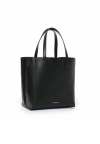 Zwarte leren tote bag met een gestructureerde vorm, dubbele handvatten en een debossed logo aan de voorkant. Gladde textuur, minimalistisch ontwerp.