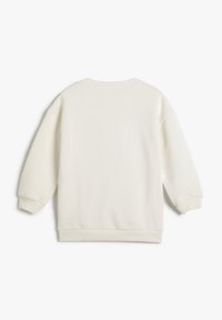 Biały długi rękaw crewneck z ribbowanym wykończeniem mankietów i dołu, wyeksponowany na płasko, pokazujący tylną stronę.