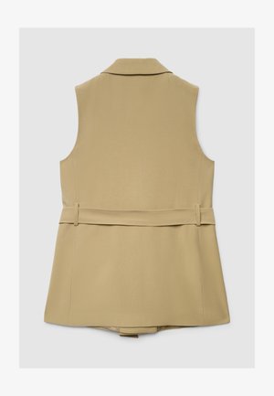 Beige ärmellose Weste mit Kragen, tailliertem Schnitt und Gürtel-Detail. Hergestellt aus einem glatten Stoff mit flacher Textur und ohne sichtbare Muster.