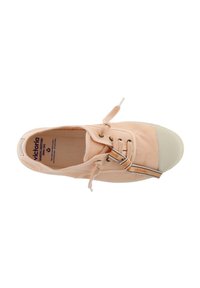 Sneaker in tela rosa chiaro con punta tonda, suola in gomma beige, design con lacci e nastro arancione con il marchio "victoria".