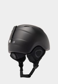 Zwarte skihelm met een matte afwerking, ventilatiegaten, afneembare oorstukken en verstelbare kinband. Voorzien van een achterste verstelriem.