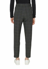 Grijze geruite broek met een getailleerde pasvorm, voorzien van een hoge taille, zijzakken en een gladde textuur, gecombineerd met witte sneakers.