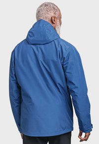 Blaue wasserdichte Jacke mit Kapuze, die eine glatte Textur und einen lässigen Schnitt aufweist, verstärkte Nähte und verstellbare Bündchen.