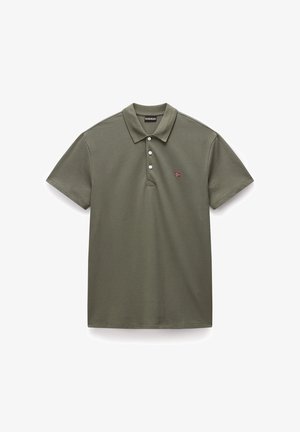 Oliven grøn polo skjorte med krave, tre knapper, korte ærmer og et lille rødt og hvidt flag emblem på brystet.