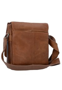 Borsa a spalla in pelle marrone con forma rettangolare, superficie testurizzata, tracolla regolabile e chiusura a risvolto arrotolato.