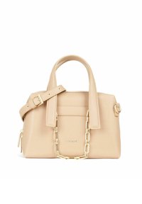 Borsa a mano in pelle beige con due manici superiori e una tracolla staccabile. Presenta un accento in catena dorata, tasca frontale e tasca laterale con cerniera.