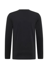 Czarna, długozasięgowa koszulka z długim rękawem, wykonana z miękkiej bawełny, z okrągłym dekoltem i prostym, bezszwowym wzornictwem, bez wzorów czy ozdób.