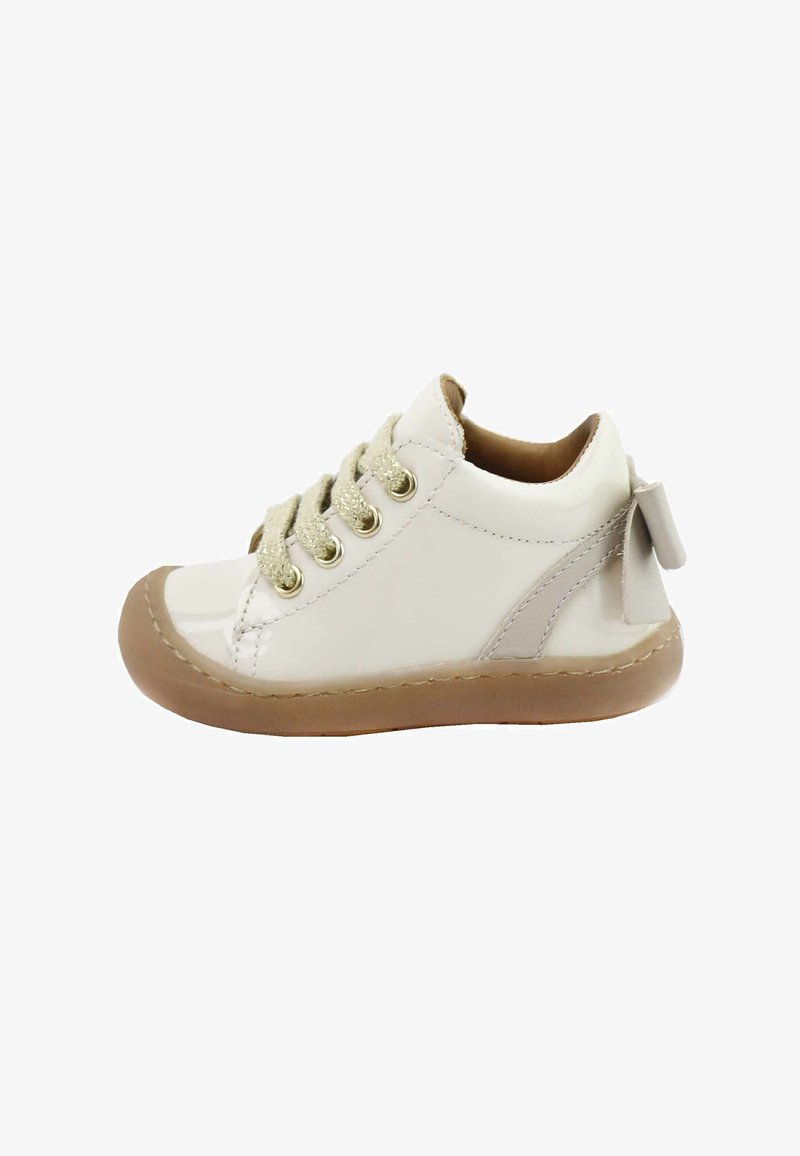Zapato de charol blanco con punta redonda, ojetes dorados, cordones de beige texturizado y suela de goma beige; presenta un pequeño lazo en el talón.