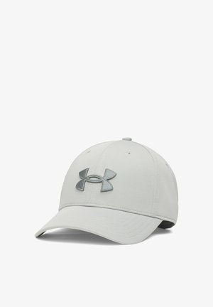 Casquette grise avec une visière légèrement incurvée, en tissu texturé ; présente un logo Under Armour gris bien visible à l'avant.