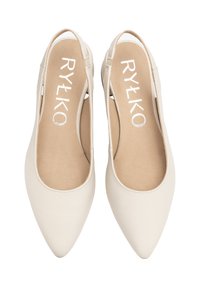 Beige slingback kengät, jotka on valmistettu sileästä materiaalista, joissa on terävä kärki, leikattuja sivuja ja pehmustettu pohja, jossa on RYŁKO-brändäys.